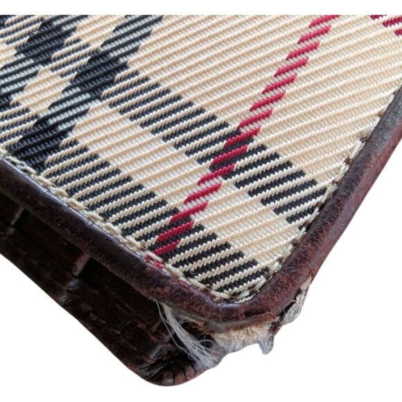 Burberry bi-fold wallet with a metal kiss-lock coin - Picture 7 of 10